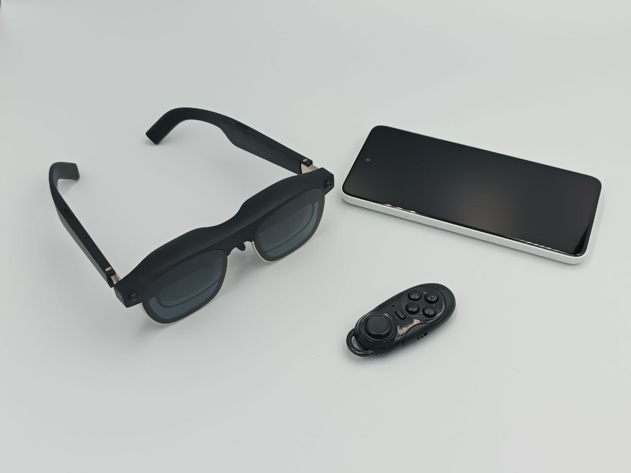 AR glasses, smartphone and compact Bluetooth gamepad used as a portable operator station for the RC car